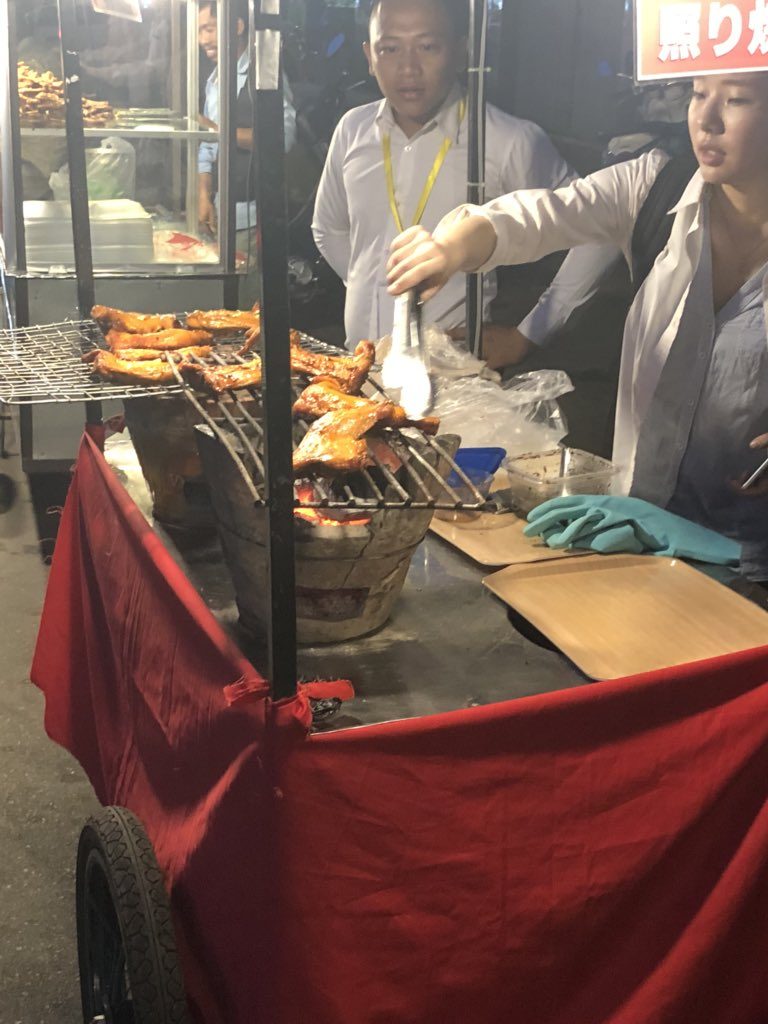 チキンを焼いているはる虎さん
