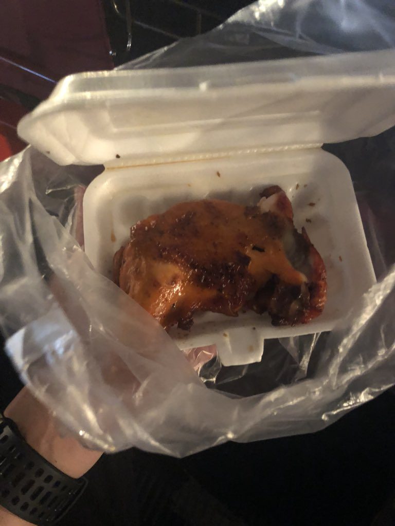 はる虎さんの屋台で購入したチキン